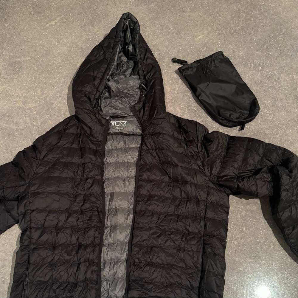 TUMI Jacket Mens Large Black Hooded Packable Water & Wind Resistant Light Puffer